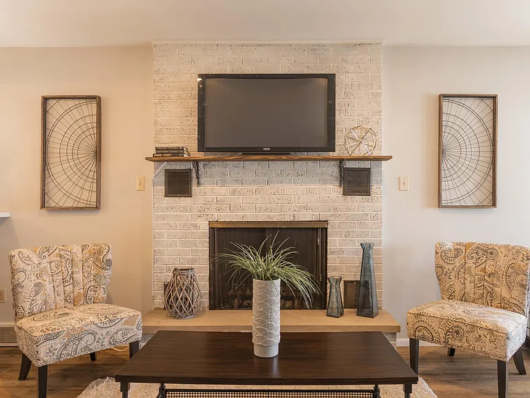 356 W Loretta Ave — Photo 4