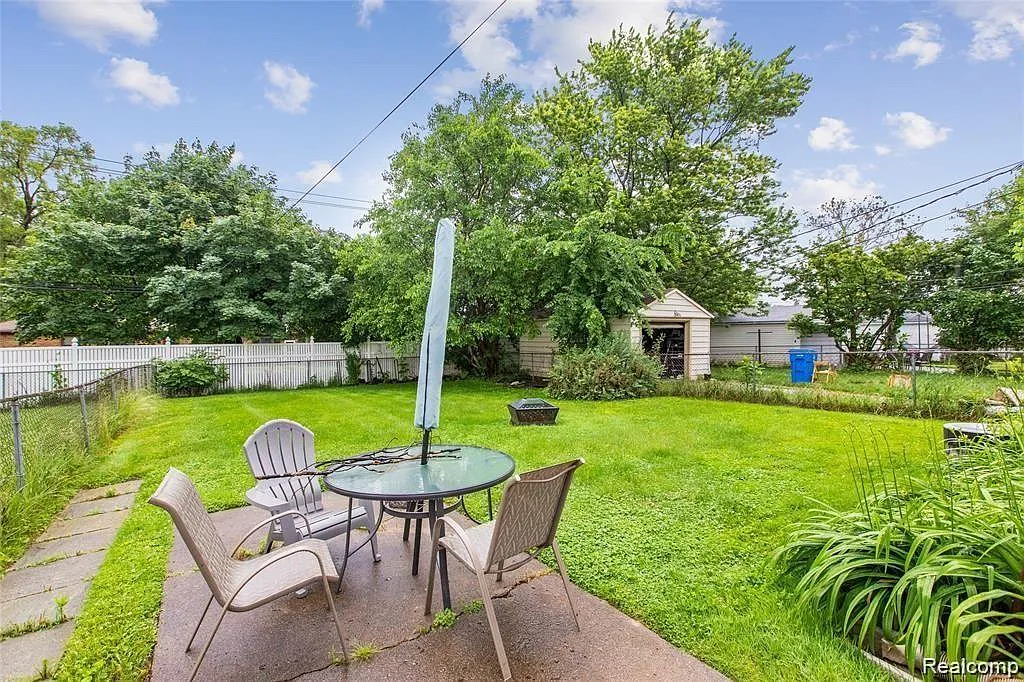 3 bed, 900 sqft, $1,650 — Photo 3