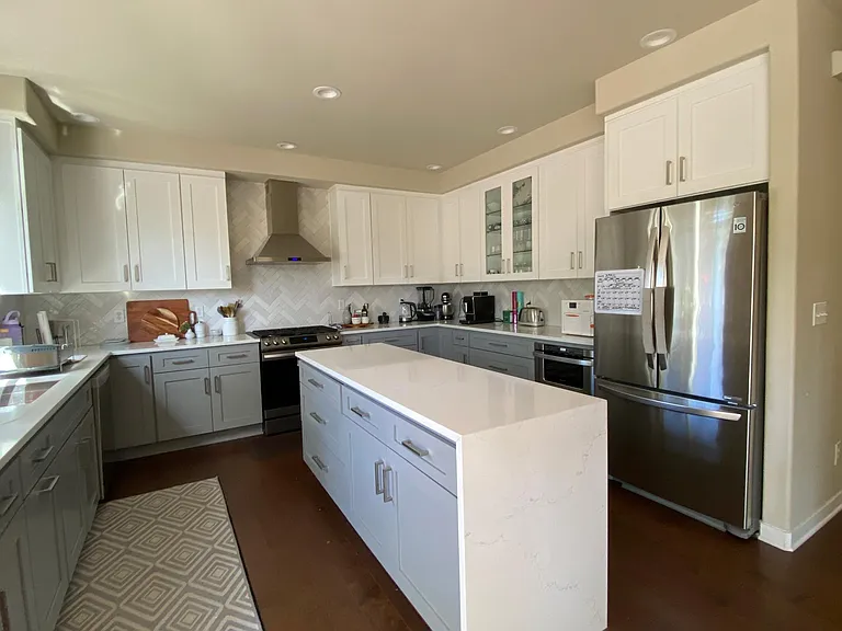 Tastefully remodeled kitchen (2021) - All new appliances, lots of storage and expensive finishes