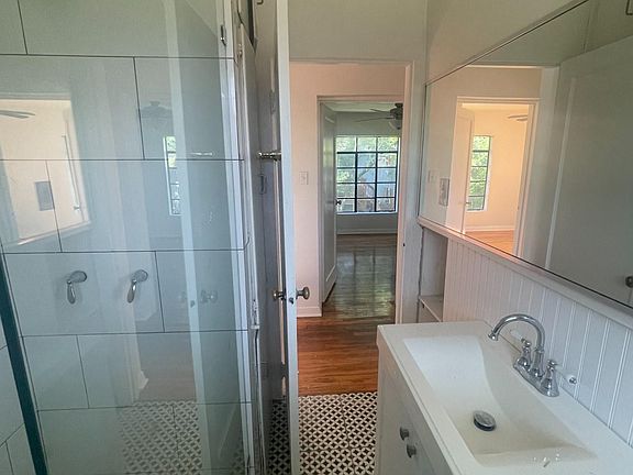 4th image of 3817 Maplewood Ave #B