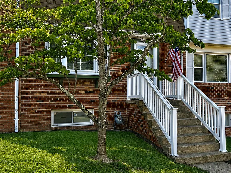 1012 James Madison Cir — Photo 3