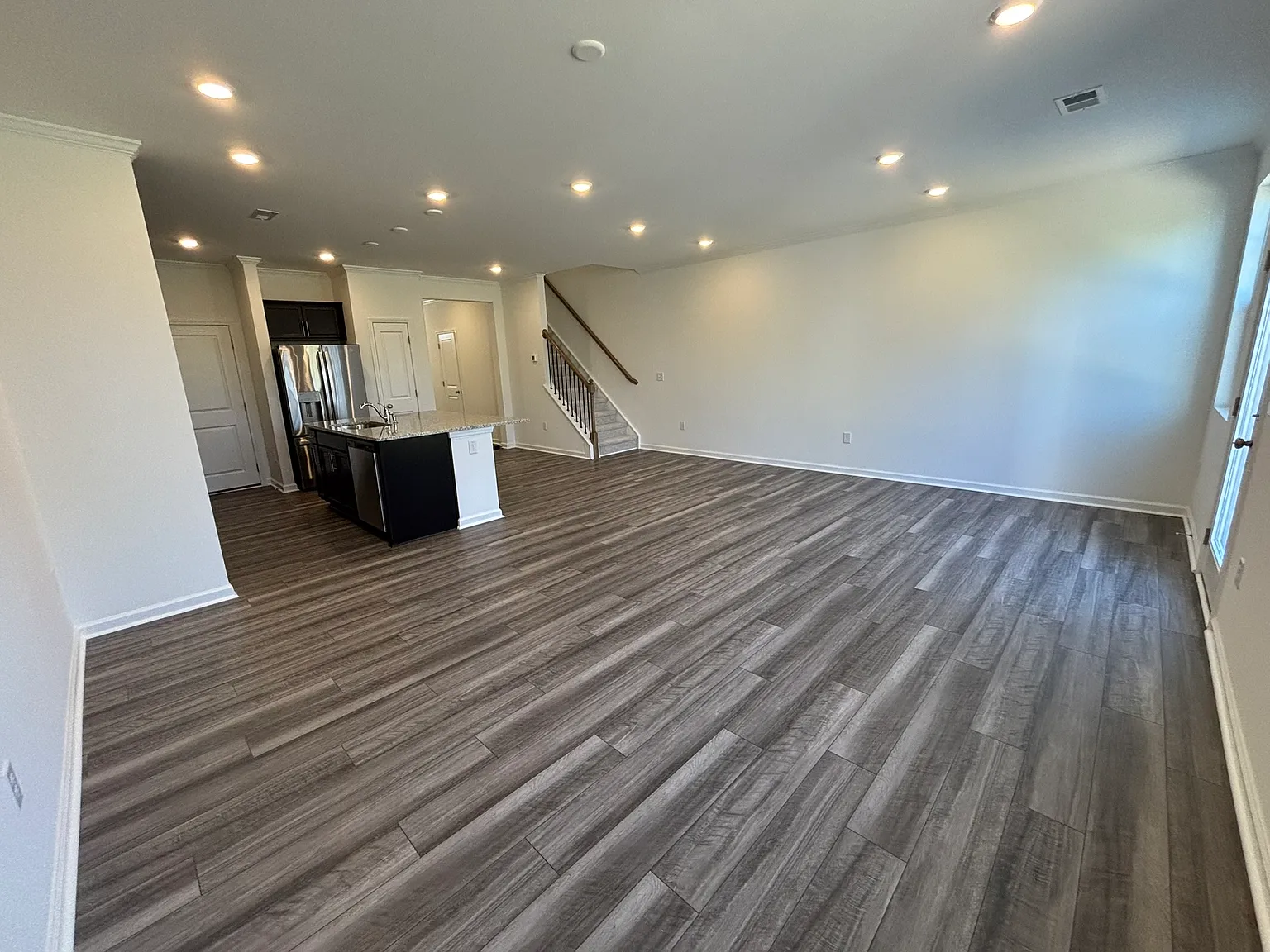 3 bed, 2.5 bath, 1800 sqft, $1,800 — Photo 2