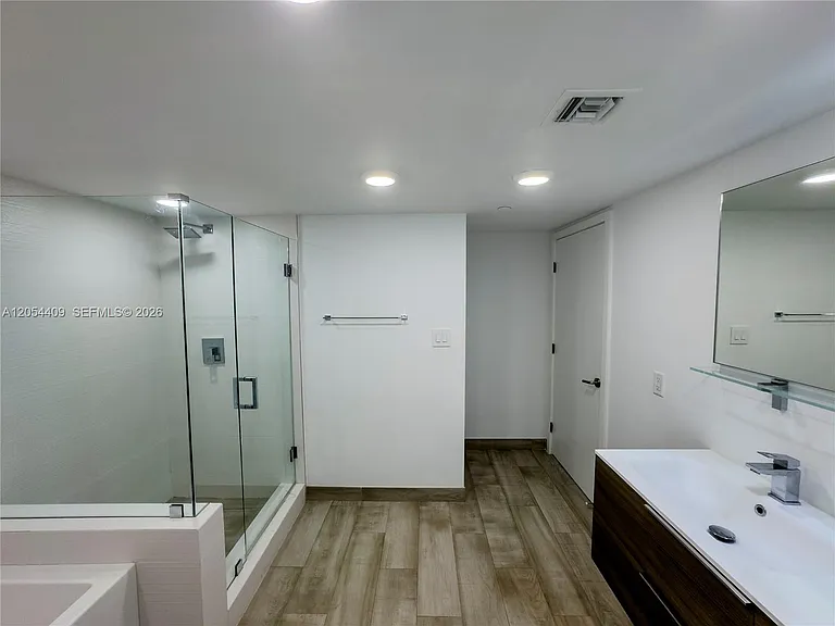 9261 E Bay Harbor Dr #405 — Photo 19