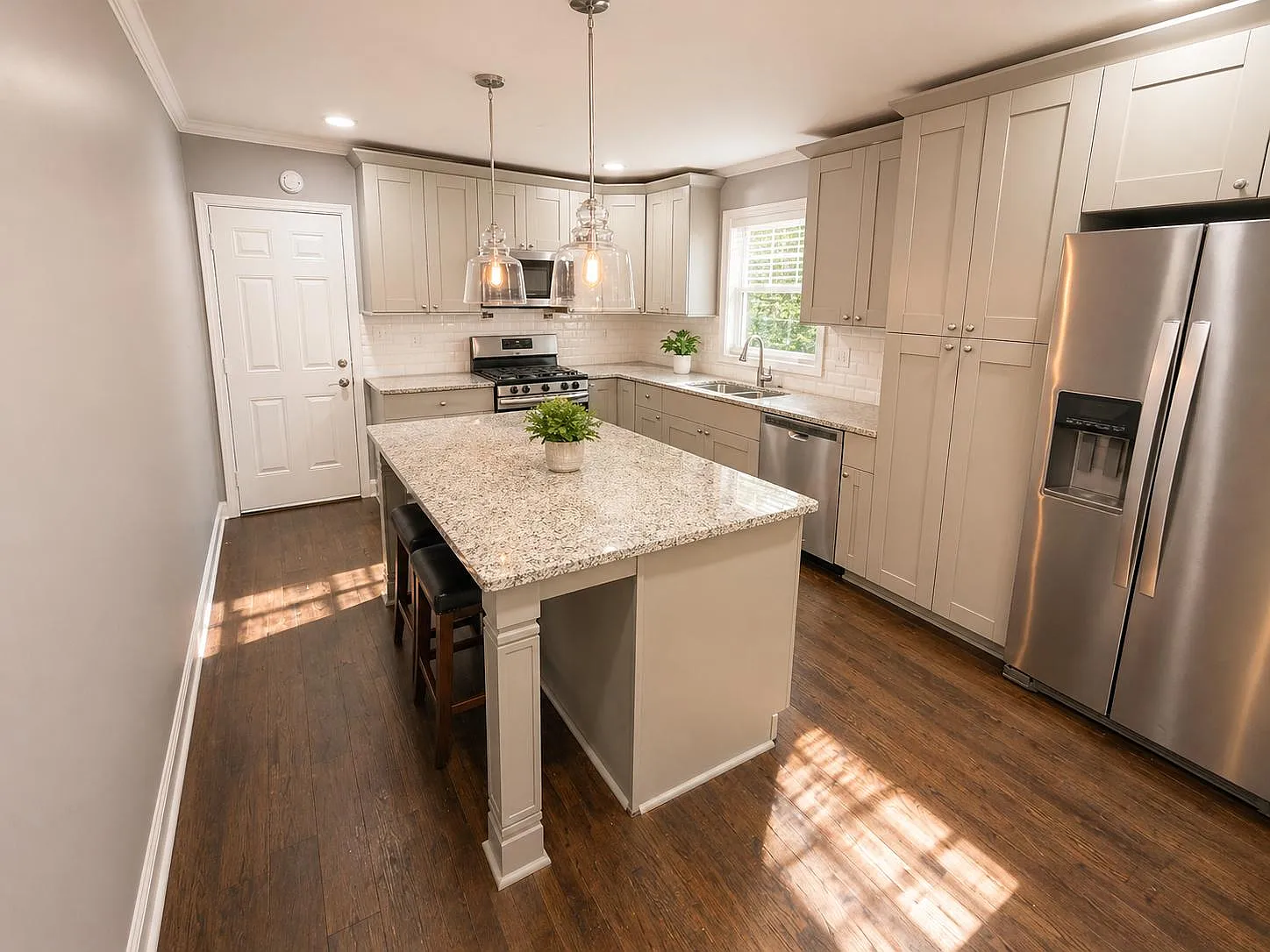 4 bed, 4.0 bath, 2200 sqft, $680 — Photo 2
