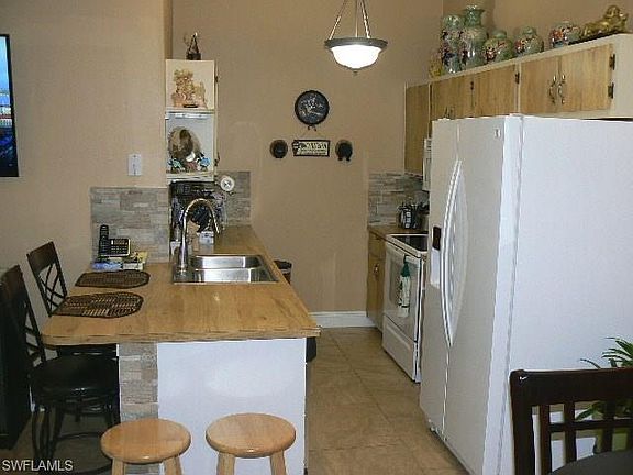 4th image of 812 SW 47th Ter APT 205