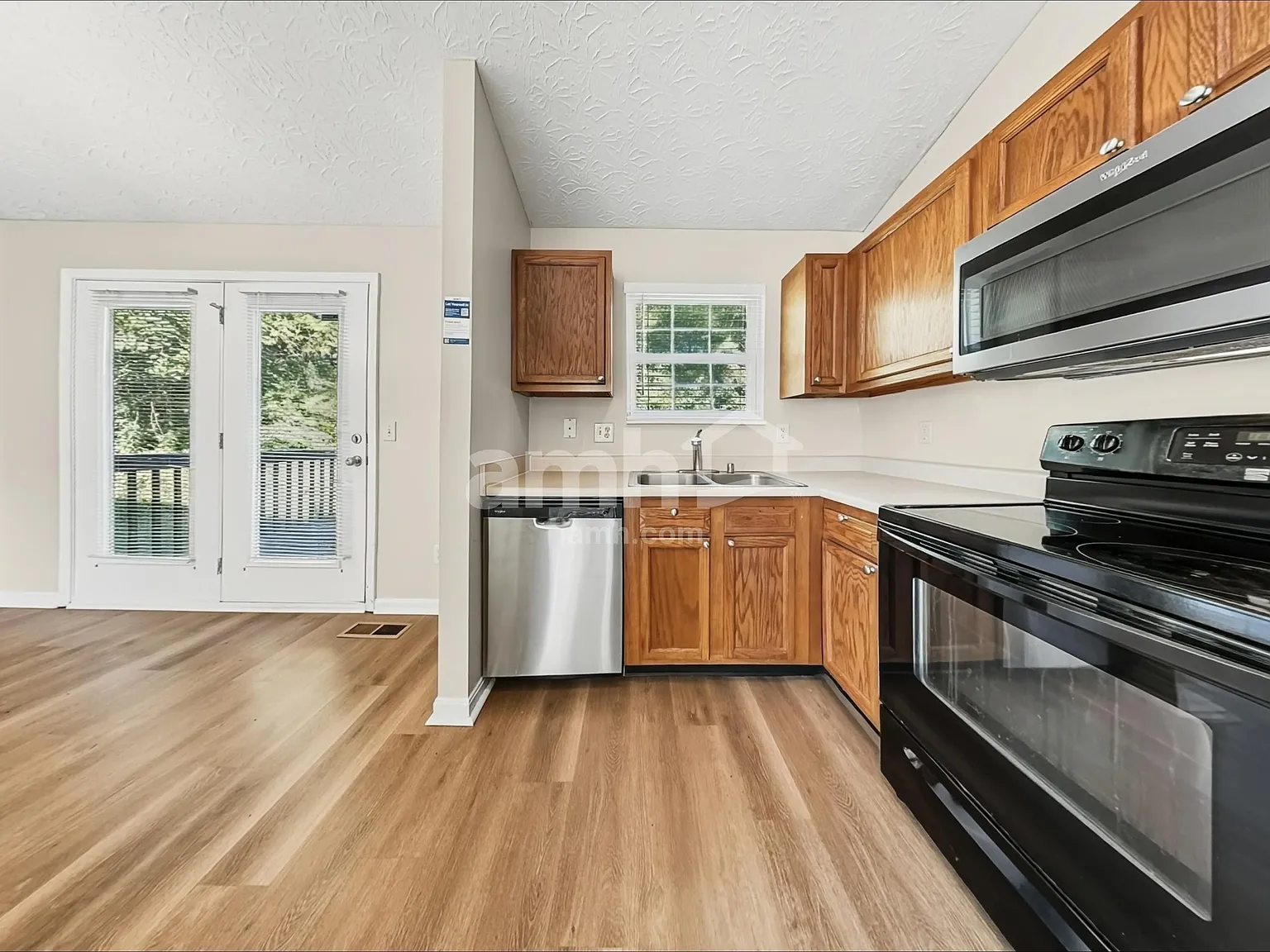 3 bed, 2.0 bath, 1326 sqft, $2,025 — Photo 4