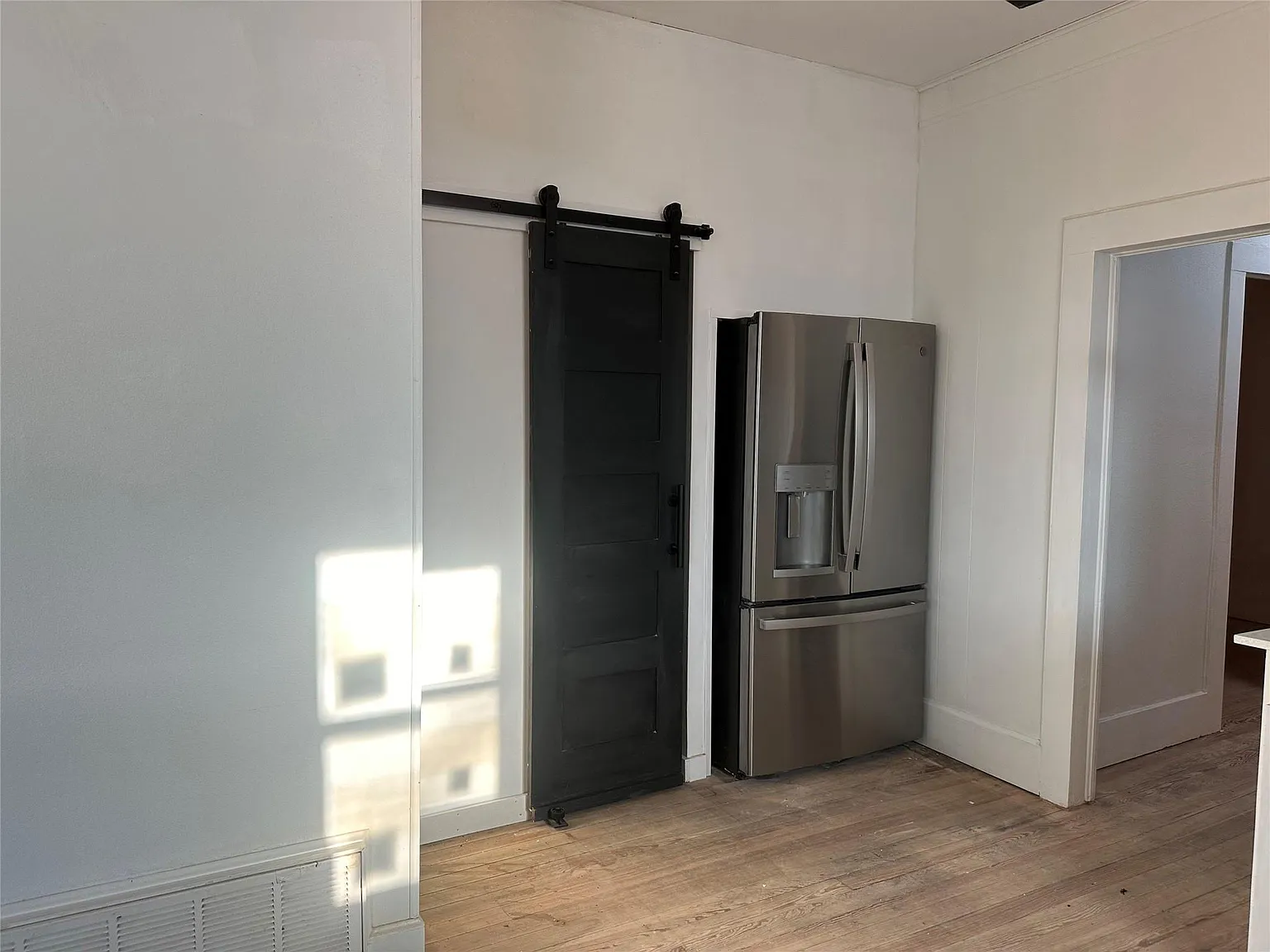 3 bed, 2.0 bath, 1468 sqft, $1,950 — Photo 3