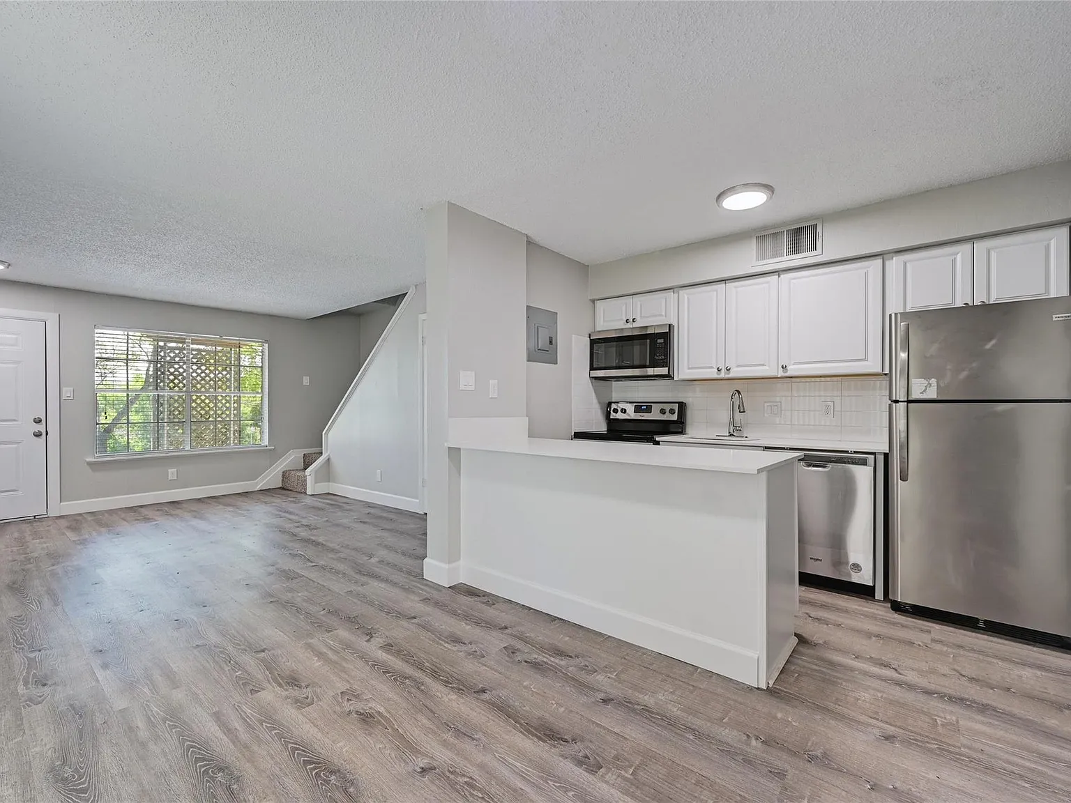 2 bed, 1.0 bath, 950 sqft, $1,599 — Photo 4