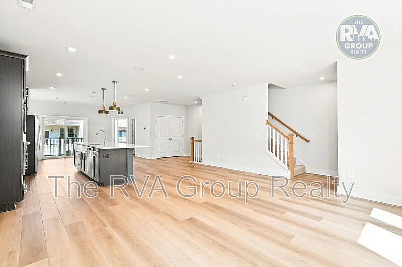 3 bed, 2.5 bath, 2495 sqft, $3,295 — Photo 2