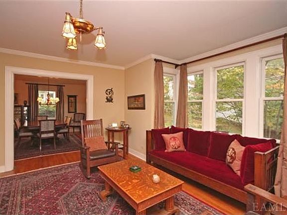4th image of 35 Sunnyside Ave