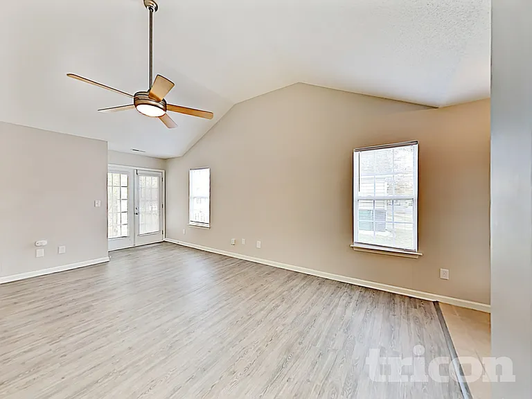8600 Warwick Crest Ln — Photo 3