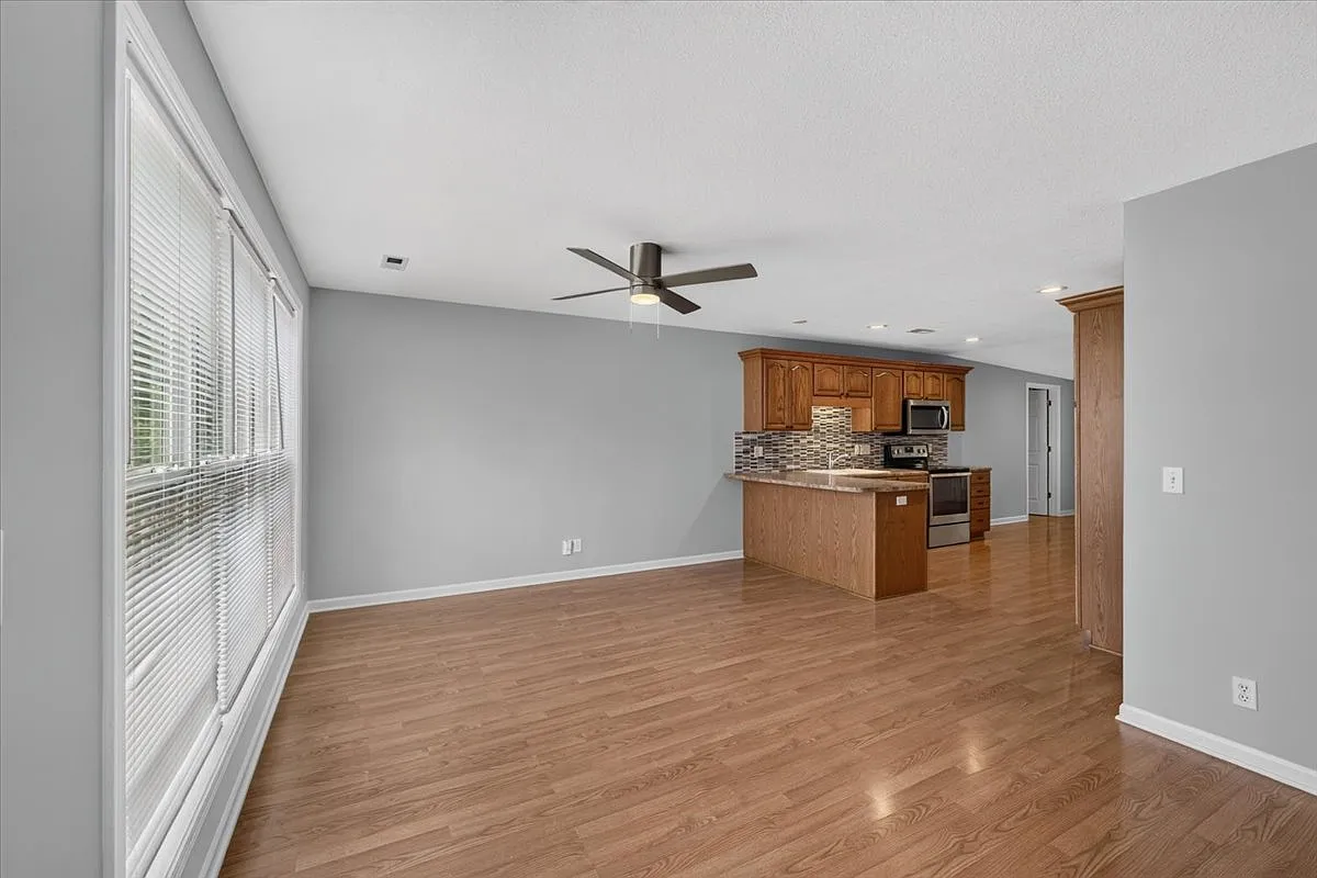3 bed, 1180 sqft, $2,100 — Photo 4