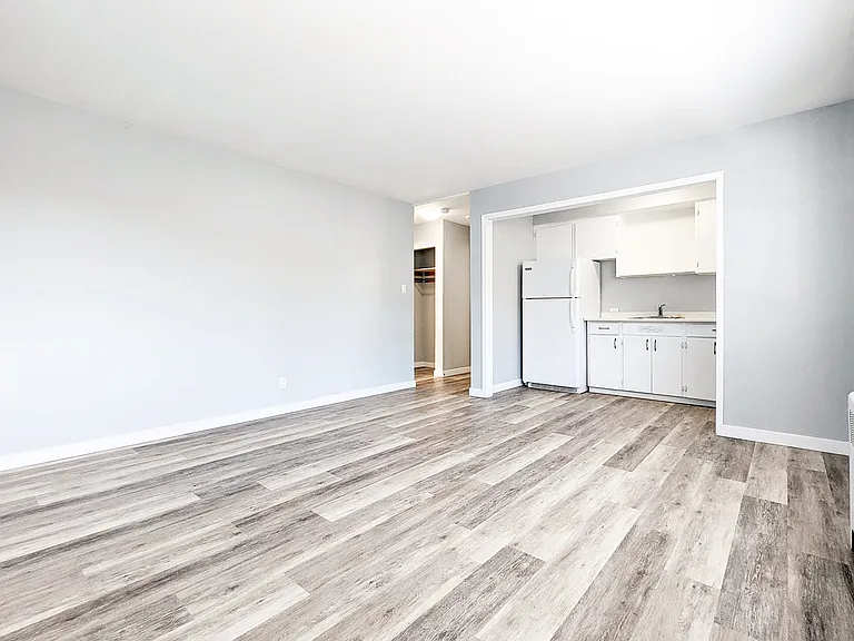 1601 Queensway — Photo 16