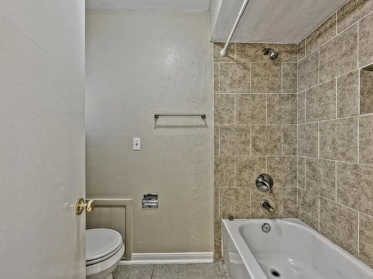 2327 Shadbury Ct — Photo 10
