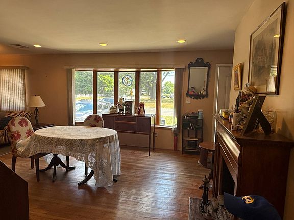 3rd image of 1612 N Gardiner Dr