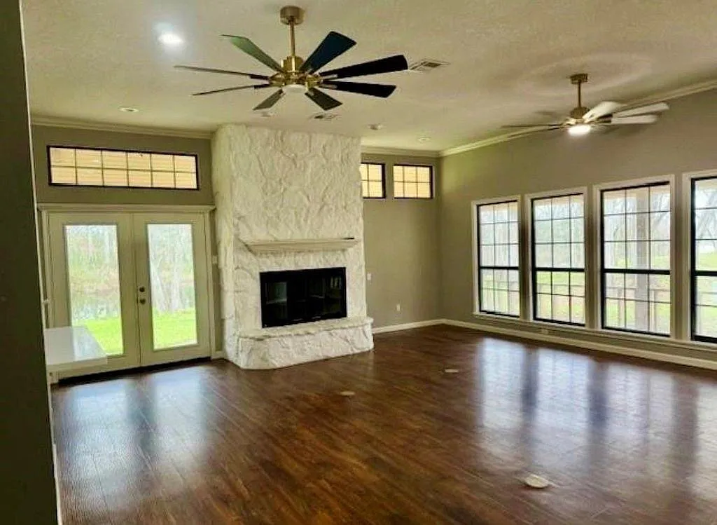 4 bed, 2.0 bath, 2208 sqft, $3,000 — Photo 2