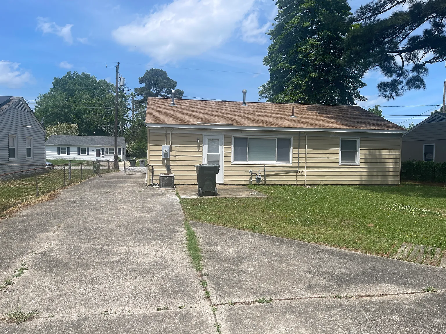 3 bed, 1000 sqft, $1,200 — Photo 2