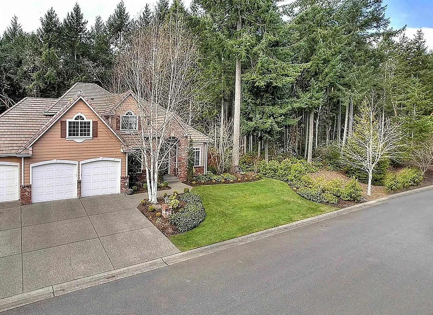 Spacious Living in a Gated Gig Harbor Community — Photo 2