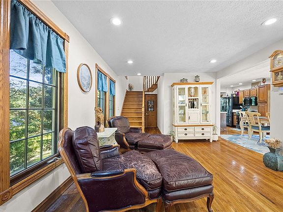 3rd image of 9 Viroqua Dr