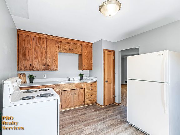 5th image of 104 Hyacinth Ave W