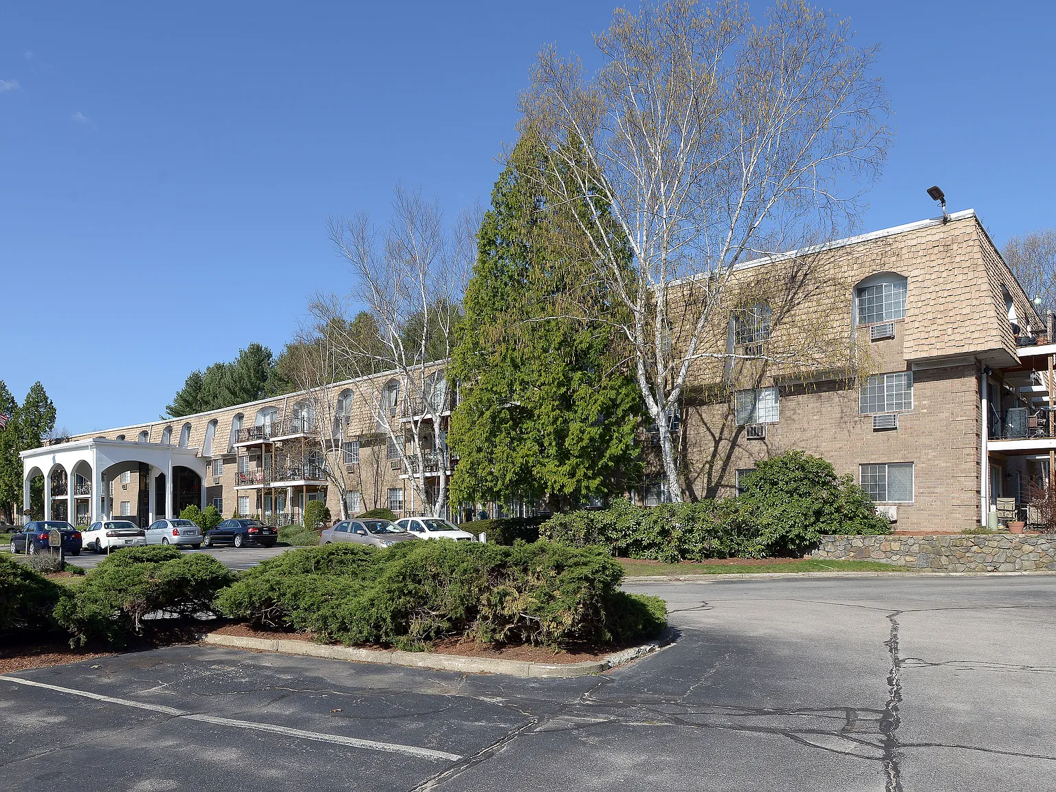 Royale Apartments — Photo 1
