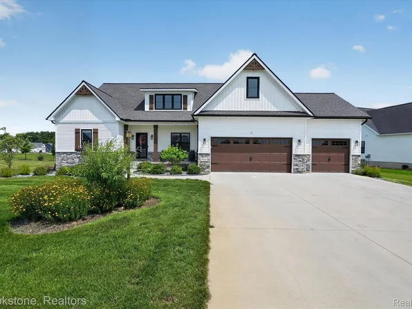 9830 Loretta Ln, South Lyon, MI 48178