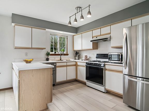 4th image of 220 Wilton Ln