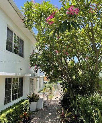 4th image of 2840 Pine Tree Dr #9