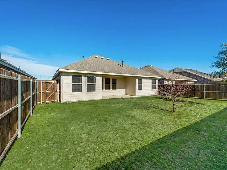 815 Evergreen St — Photo 17