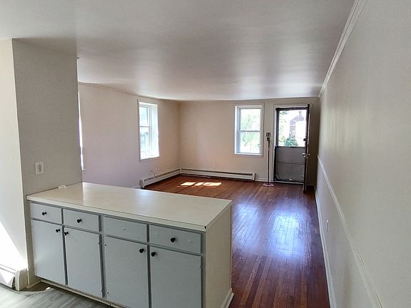 3rd image of 221 N Woodlawn Ave APT D