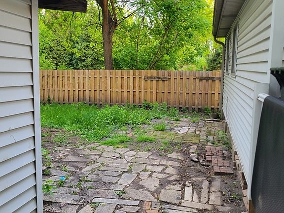 4th image of 465 Bellaire Ave