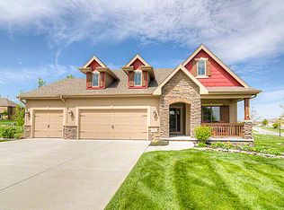 7727 Ponderosa Dr, Papillion, NE 68046