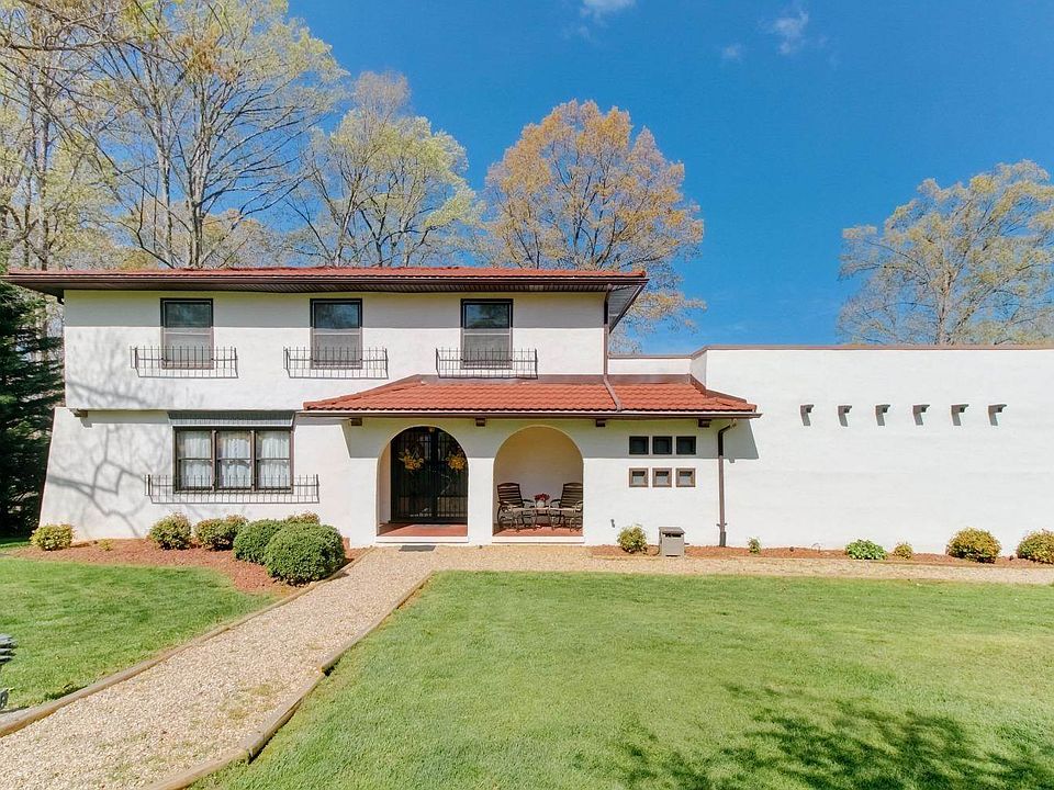 1st image of 471 Lake Forest Dr