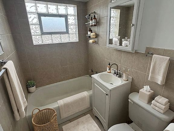 2nd image of 5838 W Montrose Ave APT 2S
