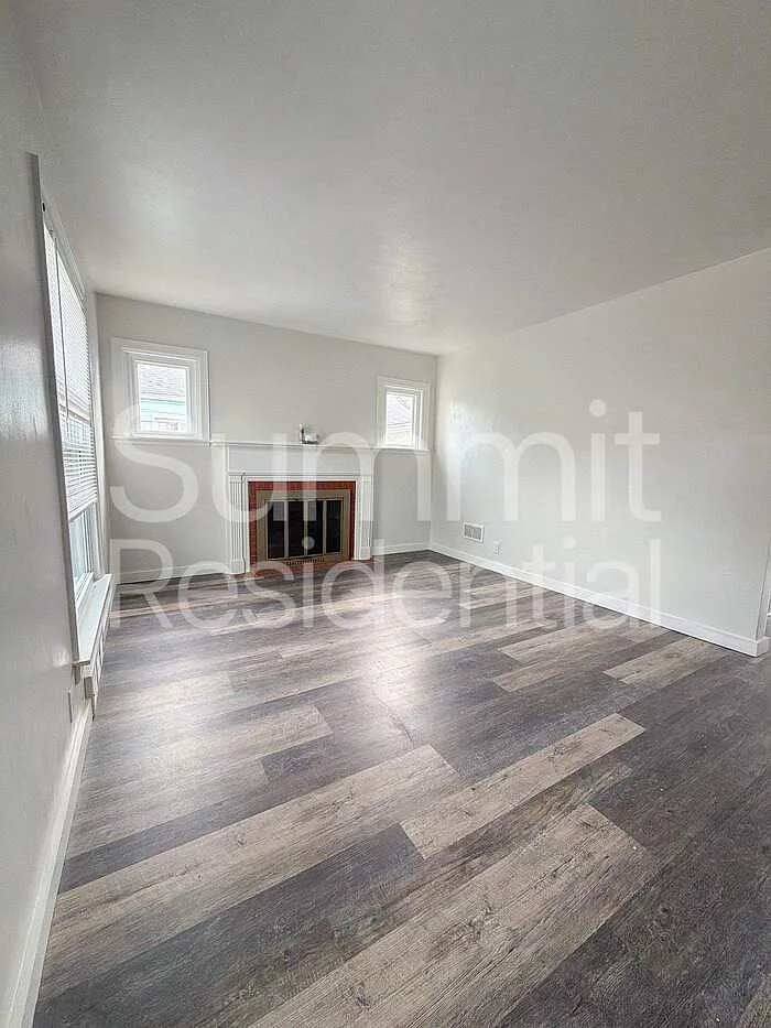 3 bed, 1.0 bath, 1180 sqft — Photo 4