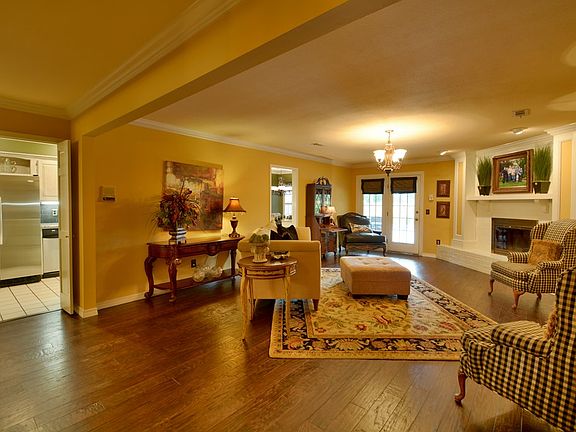 4th image of 2511 W Orleans Dr