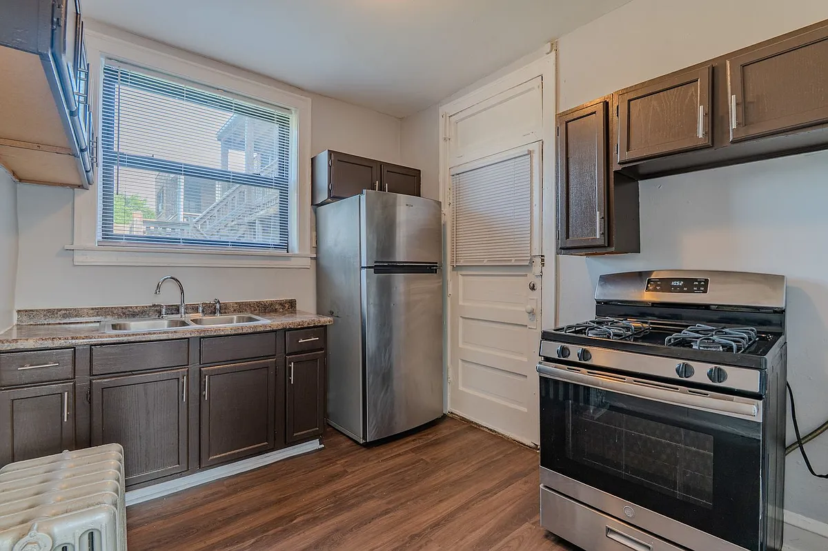 Building Photo - 718 E 73rd St #3