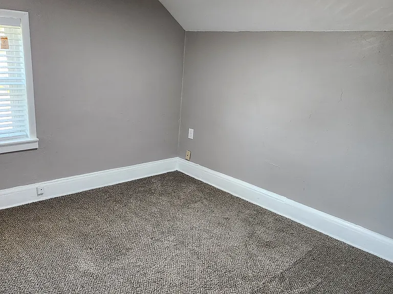 912 Elm St — Photo 14