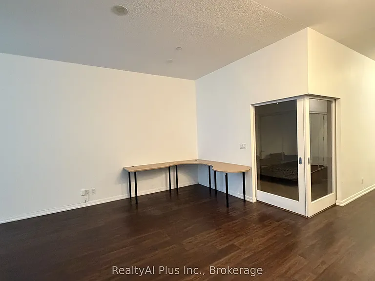 832 Bay St #213 — Photo 5