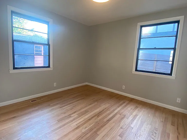 1406 Benjamin St — Photo 14