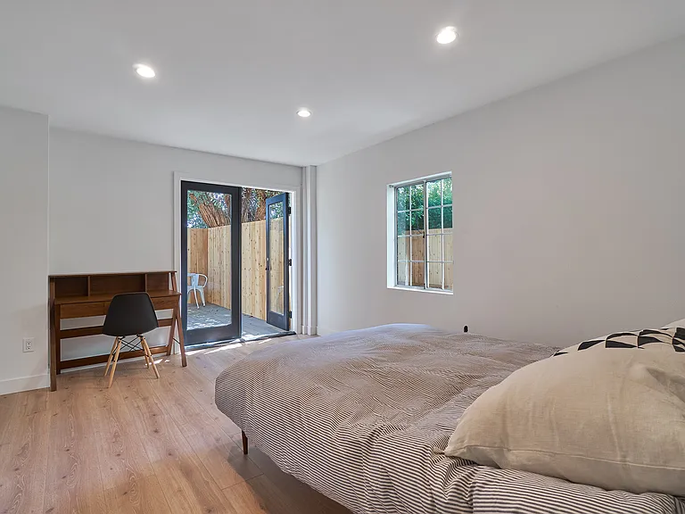 152 S Serrano Ave — Photo 19