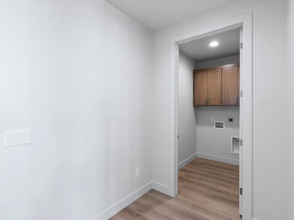 3rd image of 326 W Hillcrest Dr