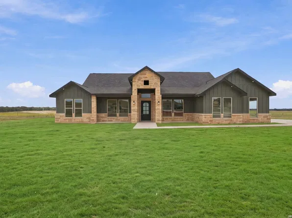 120 PIONEER DR, La Vernia, TX 78121