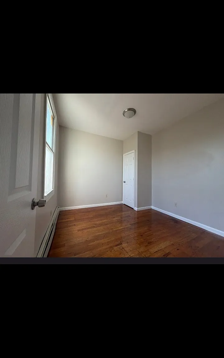 3 bed, $1,800 — Photo 2