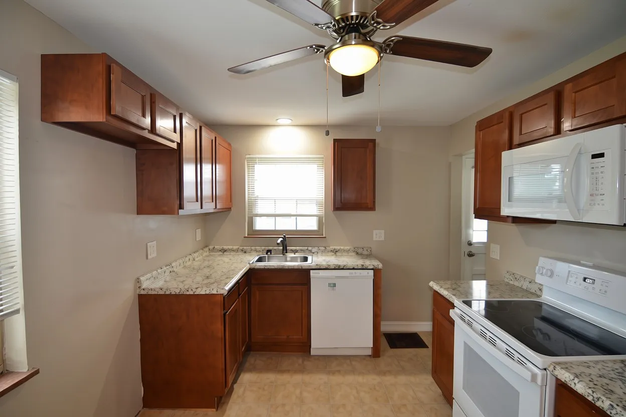 3 bed, 1199 sqft, $1,975 — Photo 4