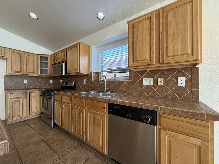 8202 S 47th Ave — Photo 10