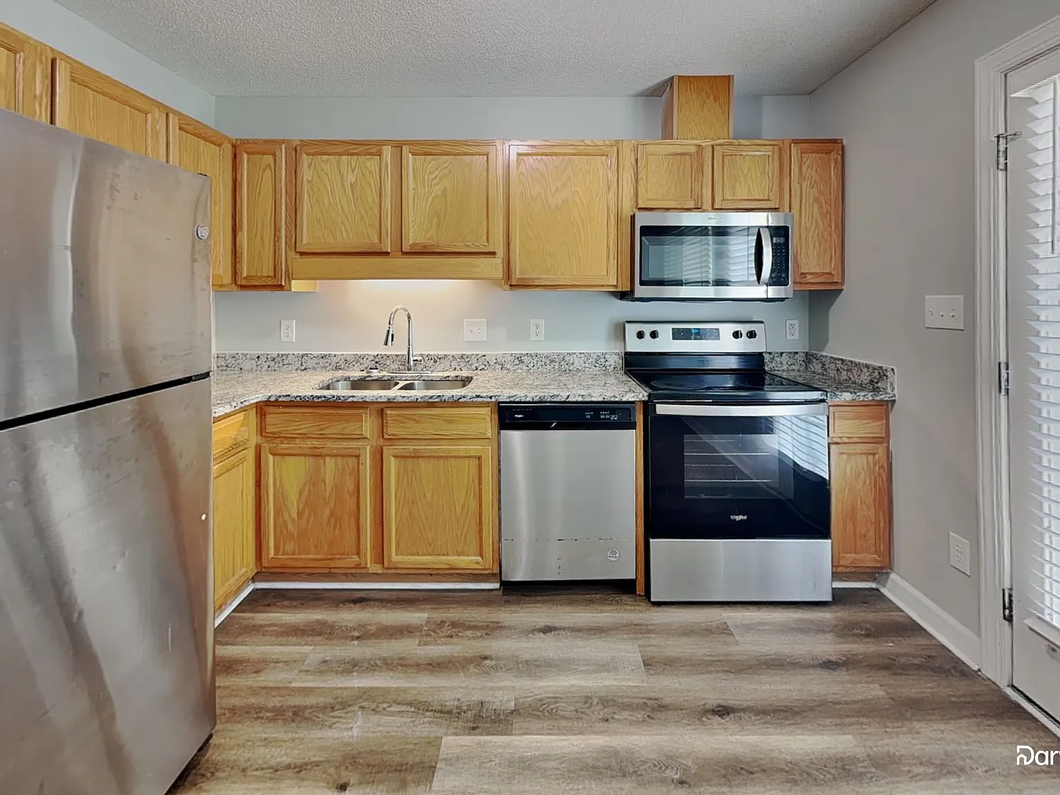 3 bed, 2.0 bath, 1008 sqft, $1,690 — Photo 2