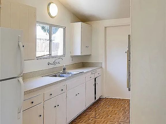5th image of 2581 Bartel St