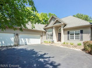 12750 Ridge Hollow Ct, Davisburg, MI 48350
