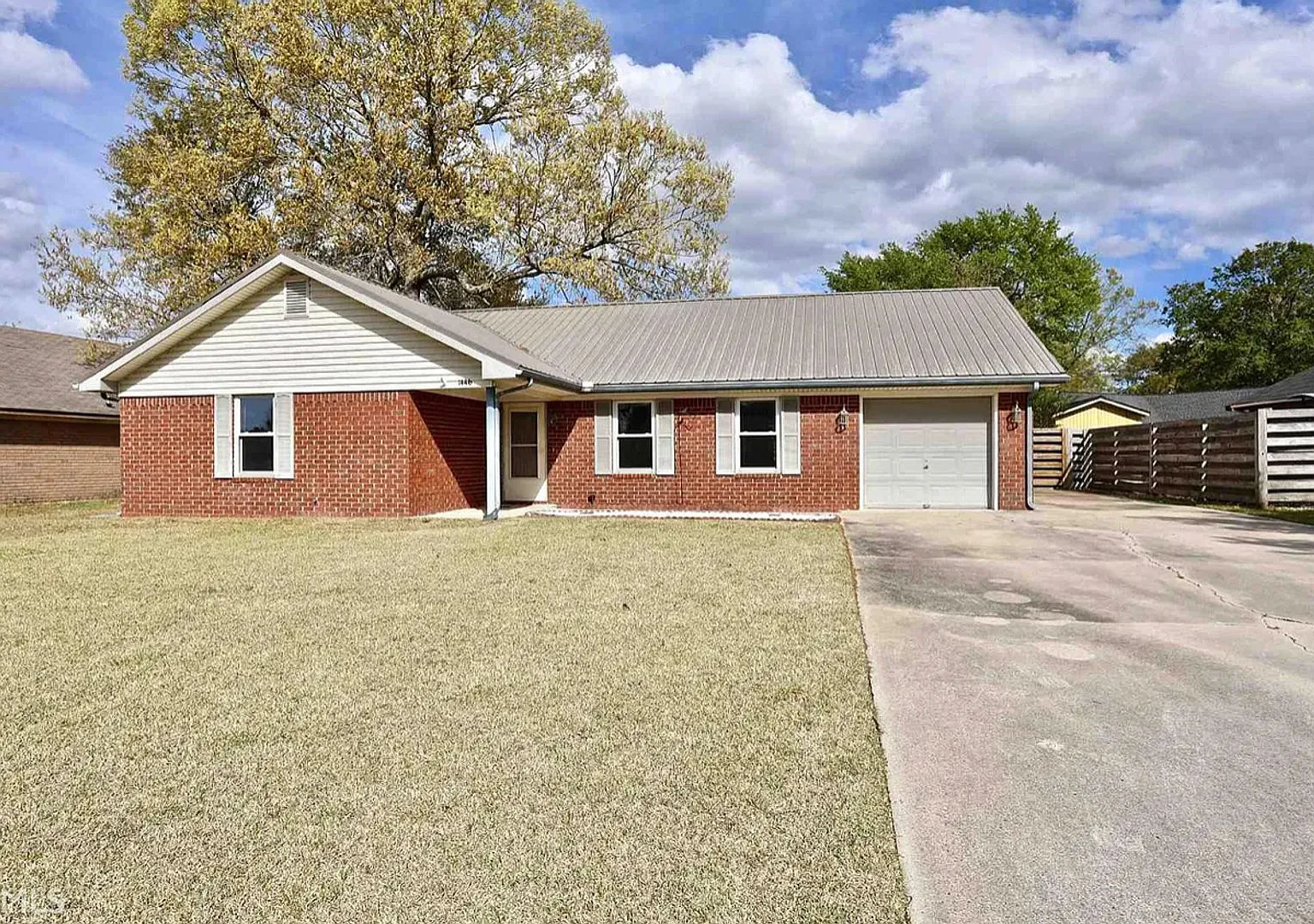 Charming 3 bedroom/2 bath home in the Eagle's Landing subdivision — Photo 2